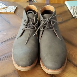 Men's dark gray Chukka boots